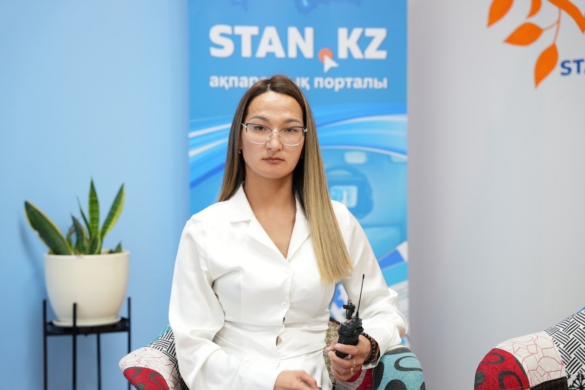 Үстел астындағы трусиктерде Белдікпен жыныстық қатынас