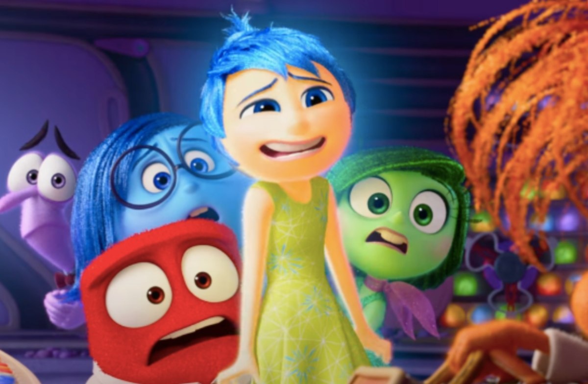 Жетілген әйел өзінің түкті кискасын мастурбациялайды