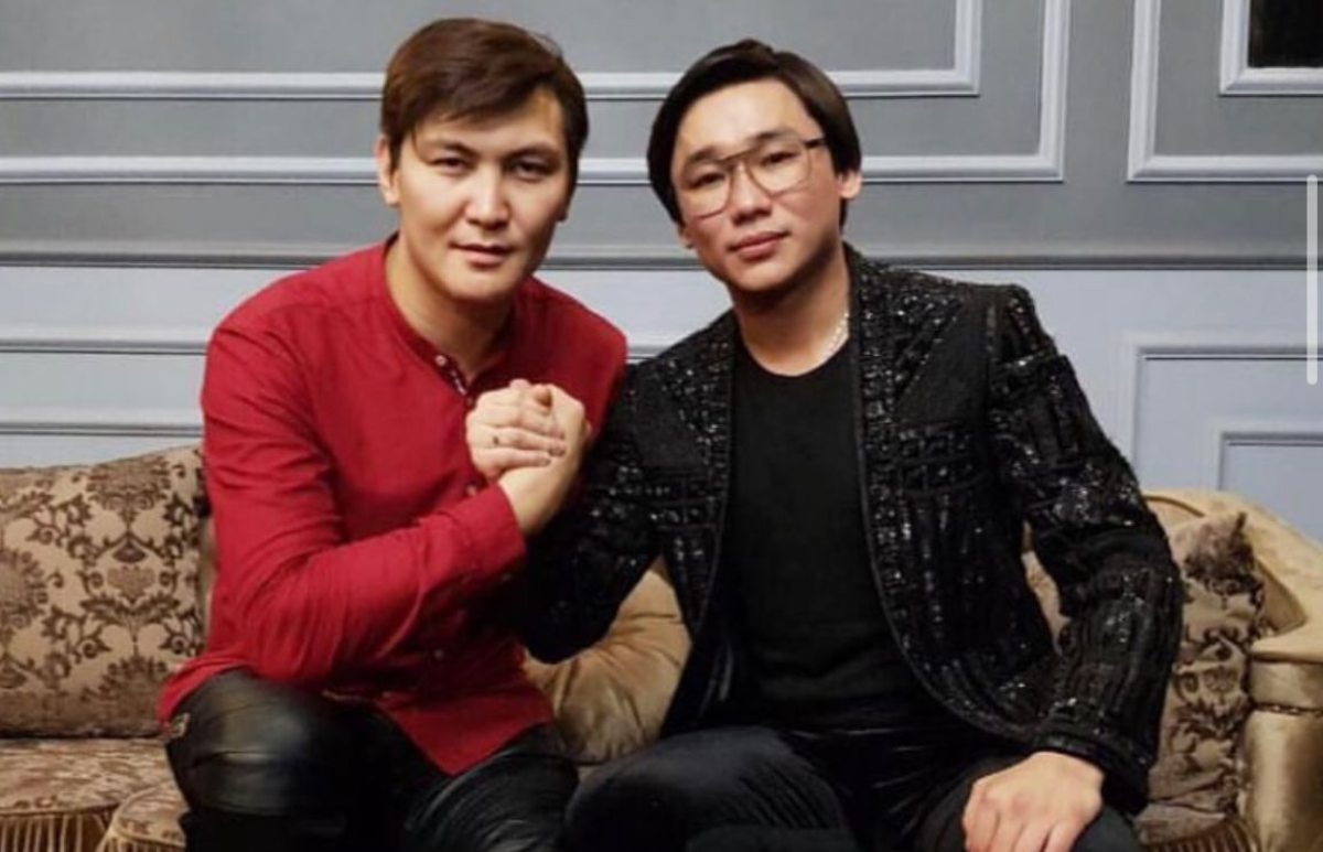 Ер адам душта жыныс мүшесін жуады