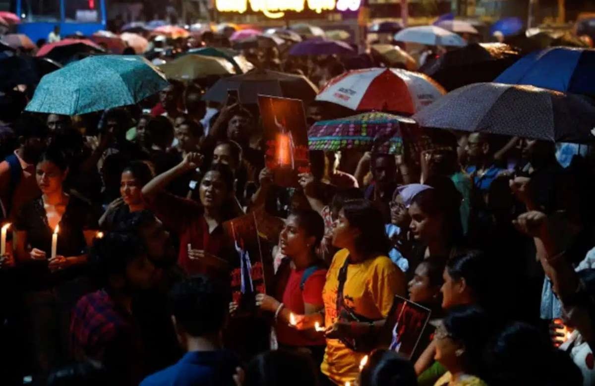 Жалаңаш әйел дәрігер