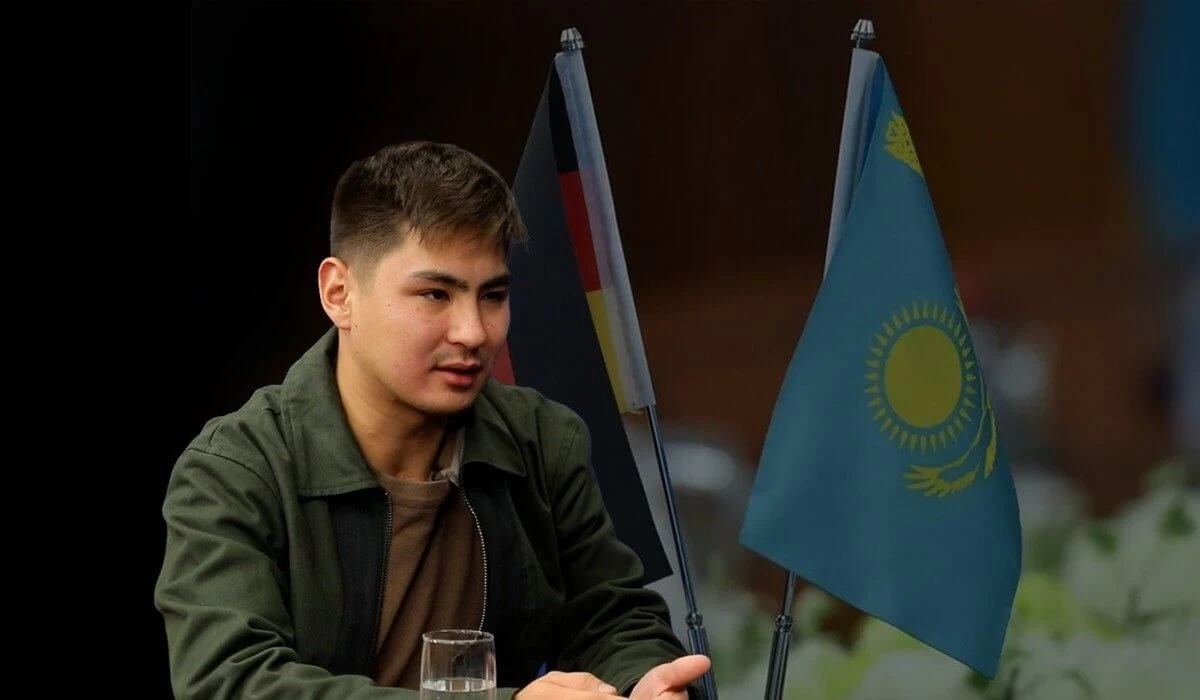 Қыз біртіндеп киімін шешеді (жеке сурет)