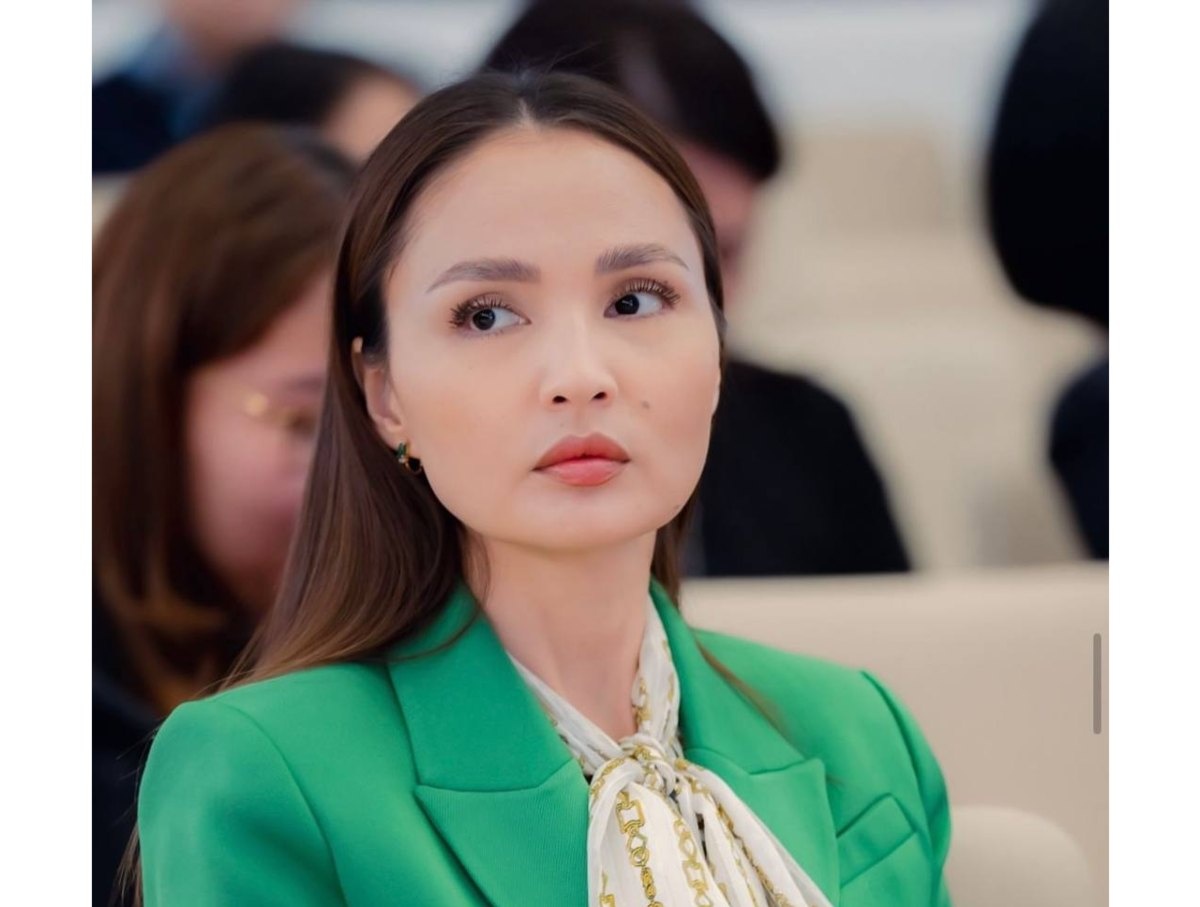 Үстелдегі жыныстық позиция Жас әйелдердің эротикалық фотосуреттері