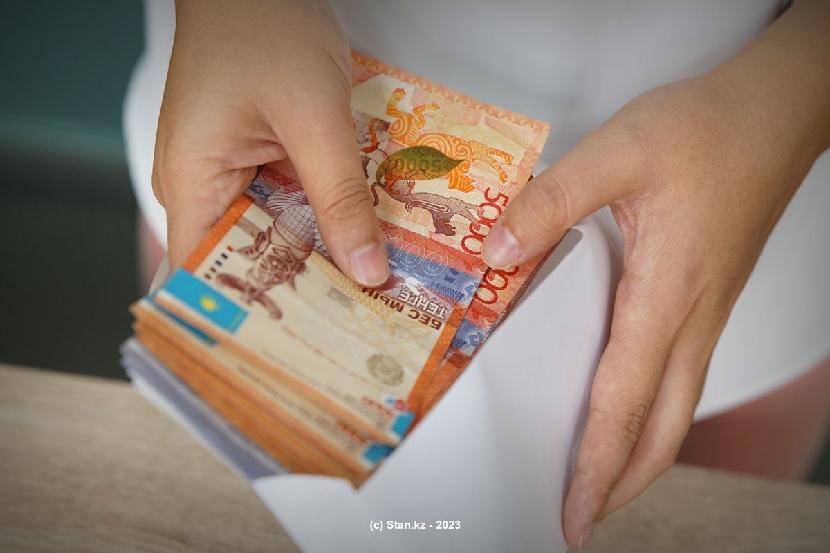 Үлкен әпкесі порно үйретеді