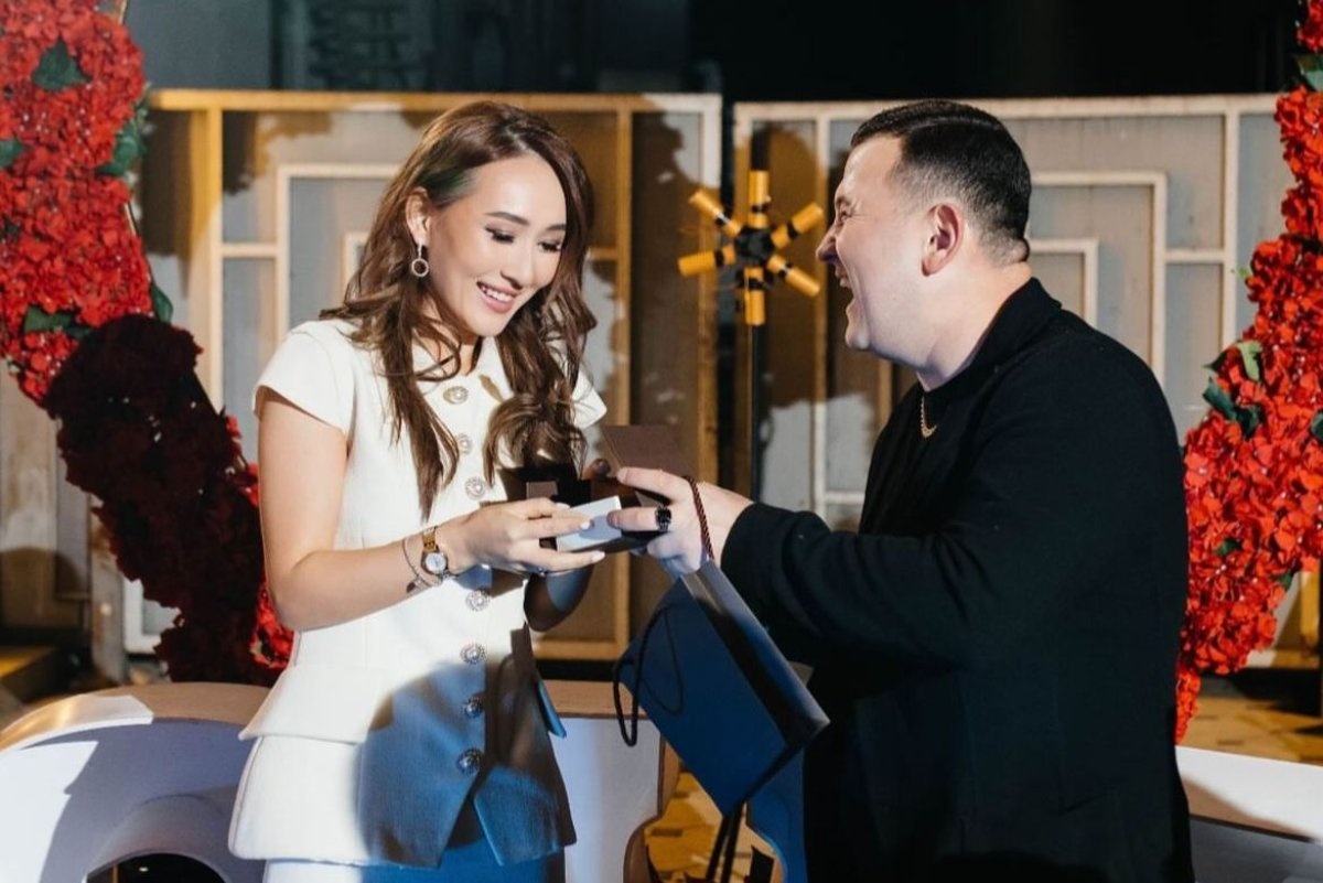 Ең жақсы минет қыздар стриптизшілердің әтештерін сорады