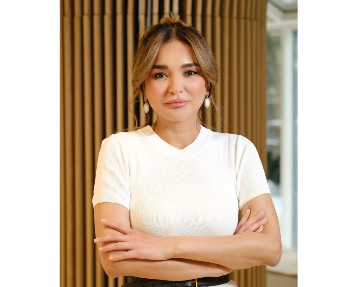 Өте жас азиялық әйел