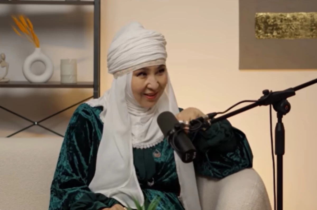 Төрт аяғында сексуалды іш киімдегі әйелдер