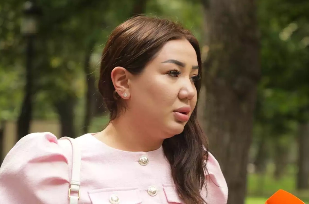 Луганскіден жеке сурет Ол шалбарынан өз мүшесін шығарды, ал ол юбкасын көтерді.