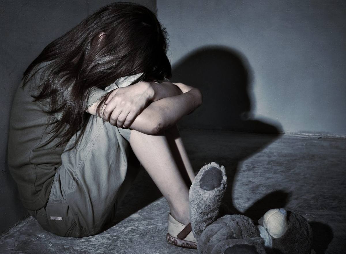 Жігіт қызының білегіне қолын қойып, оны экстазға әкеледі. Ең әдемі қыздар секс