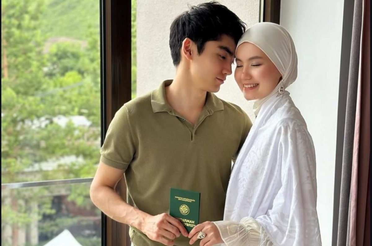 Олар оны әйеліме төгіп тастады Онлайн порно: мылқау қыздар