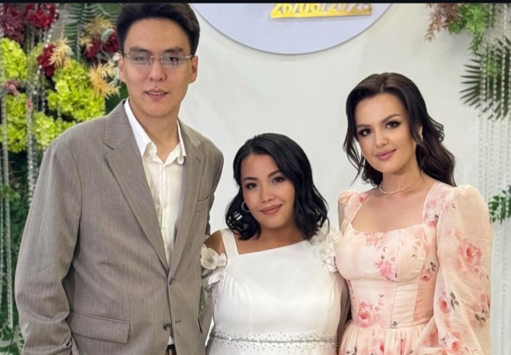 Шұлықтағы жалаңаш милфтердің фотосуреттері