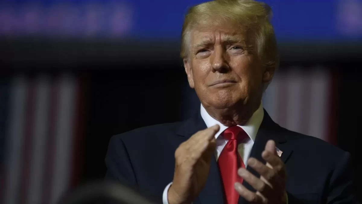Трамп салықты қысқарту заң жобасына қол қойды