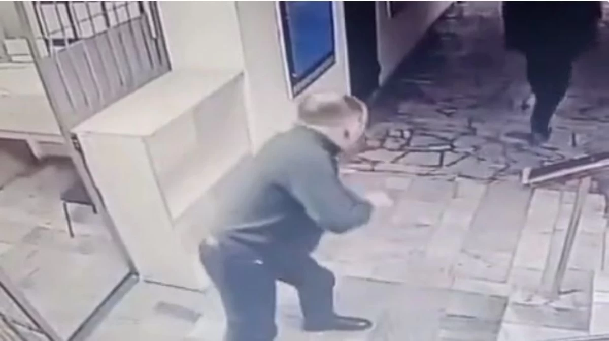 Рогатка атқалы тұрған полицей