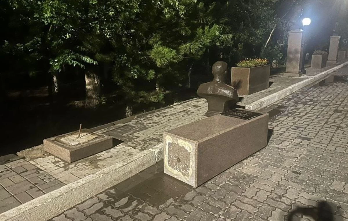 ескерткіш құлап көз жұмған