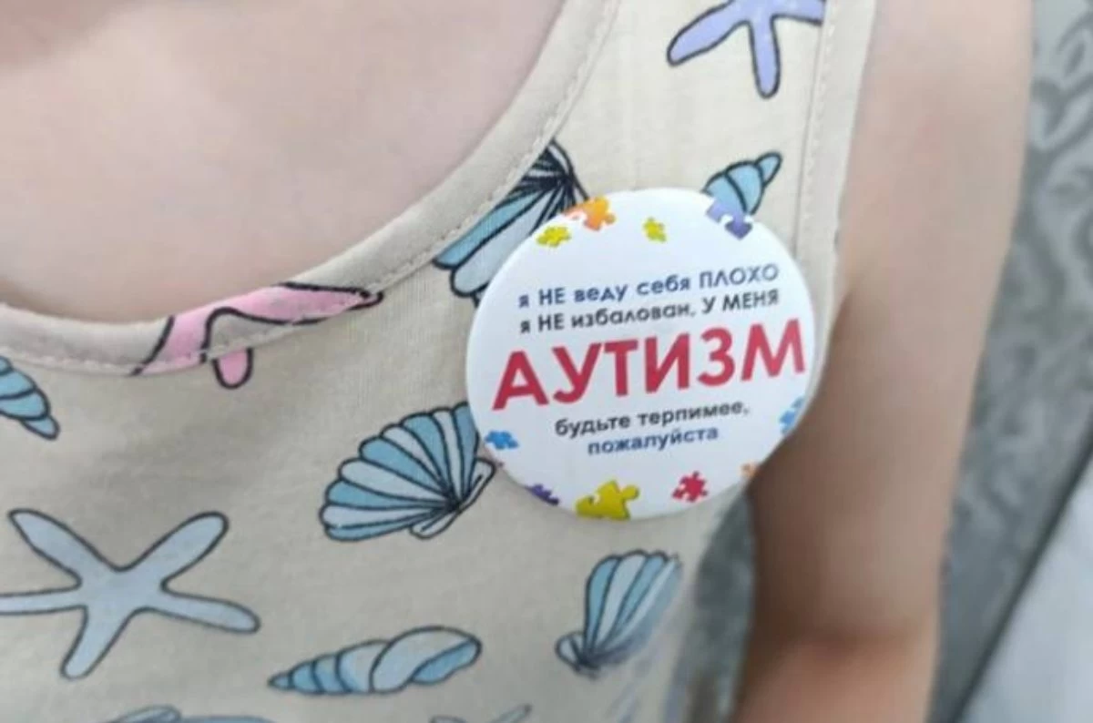 Автобуста аутизмге шалдыққан баланы балағаттаған әйелдің әрекеті желі қолданушыларын ашуландырды