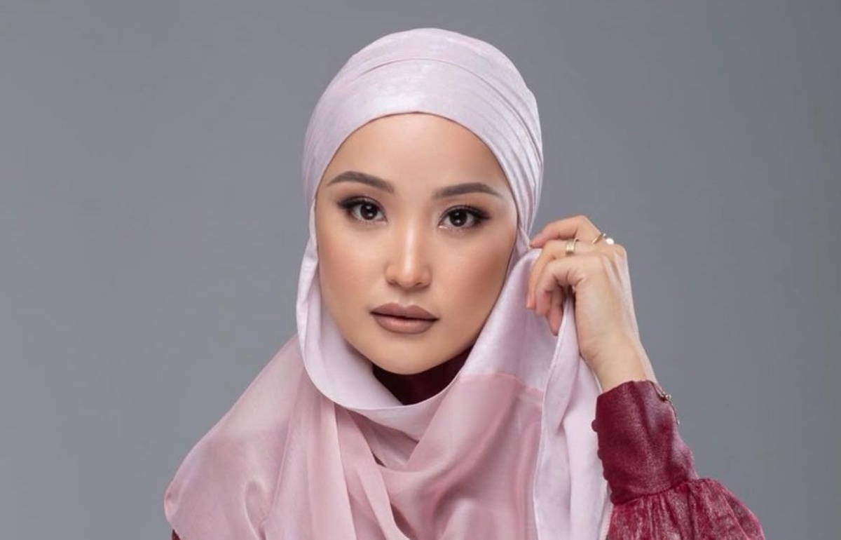 Мөлдір блузкадағы әйелдің суреті