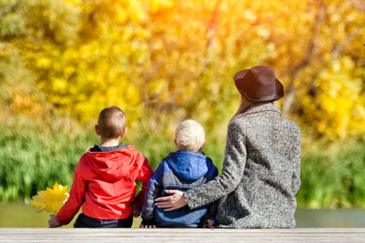 istockphoto павлодарда әйел екі баласын лақтырып, артынша өзі секірген