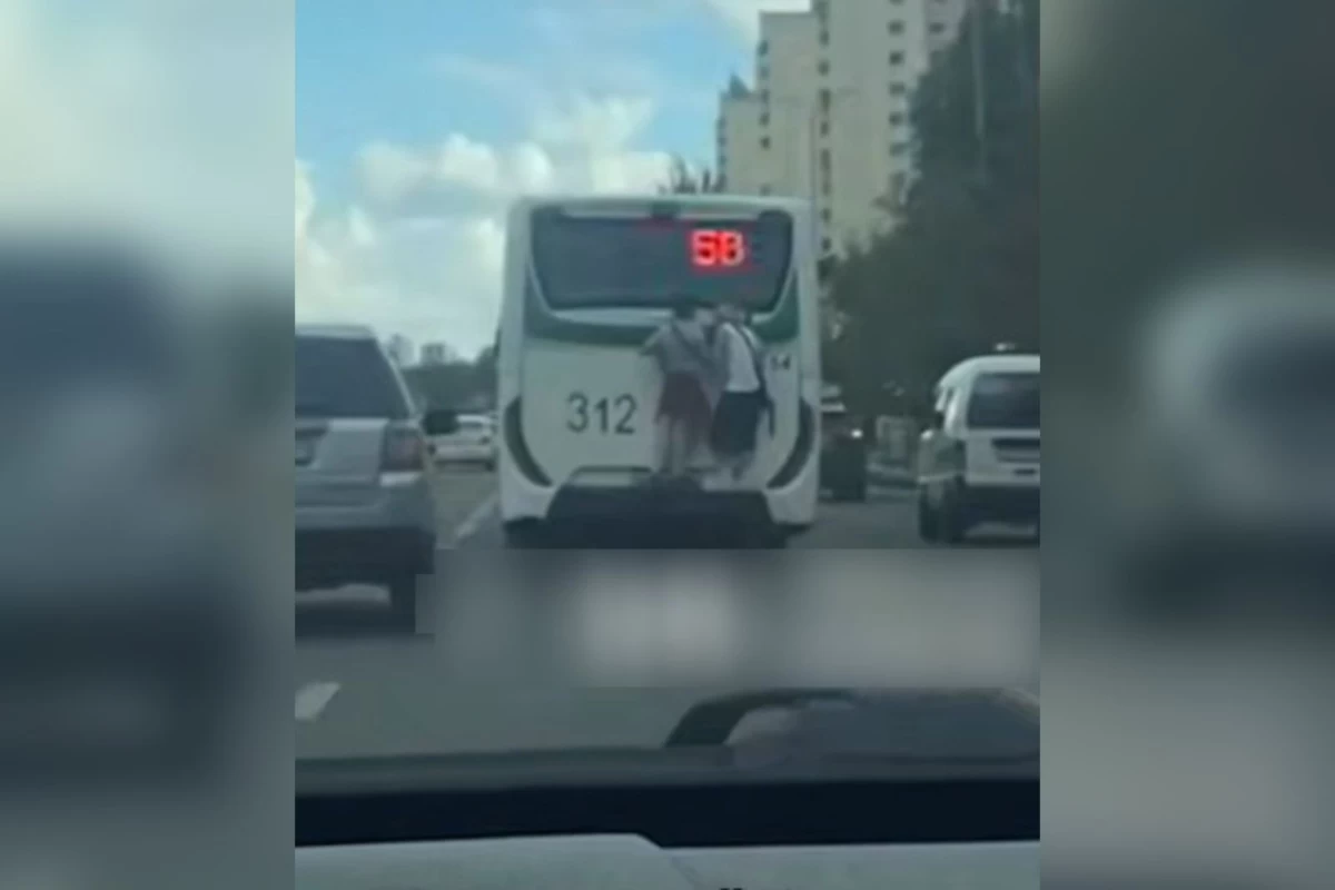Жасөспірімдер автобустың артына мініп алған
