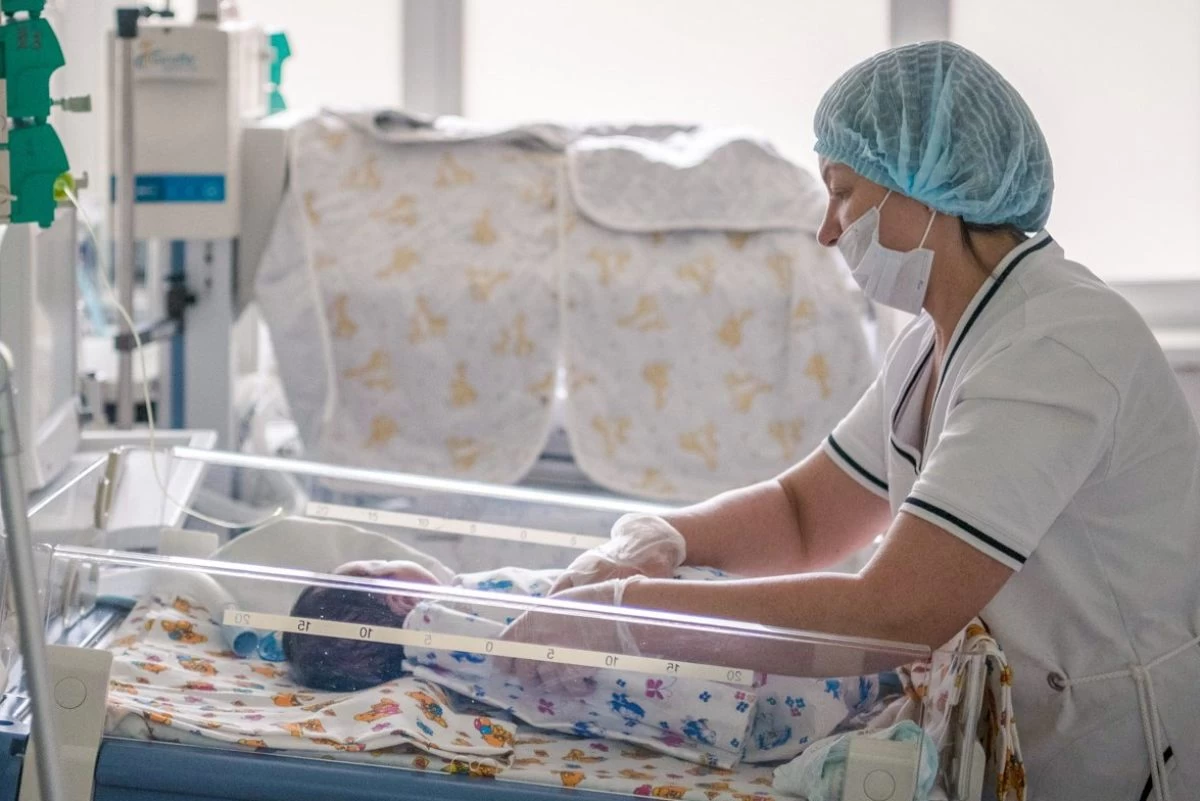 зейнеткер акушерді ұрып жіберді