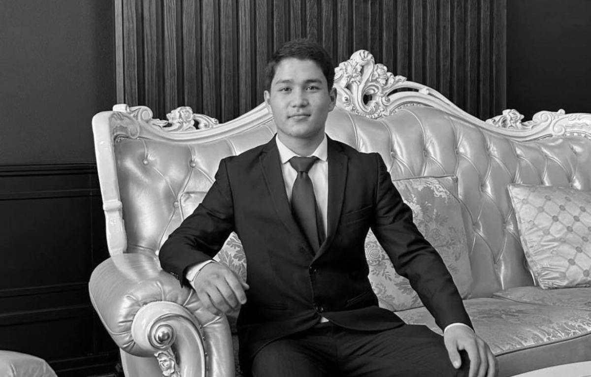 Желідегі киімдегі секс