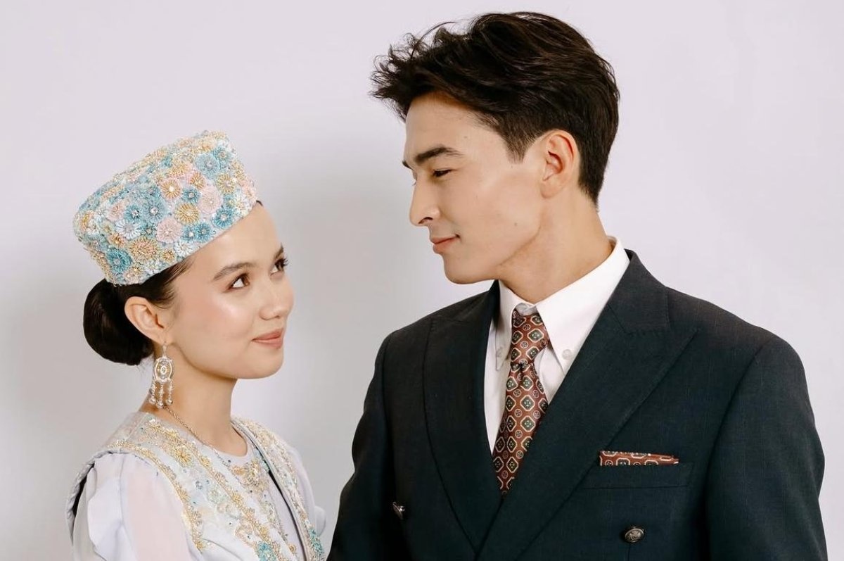 Аяқтап, шапалақпен ұрды