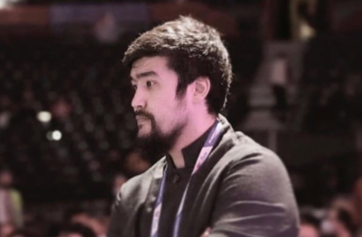 Вероника көйлек киген Жағажайда жалаңаш жатқан отбасының суреті