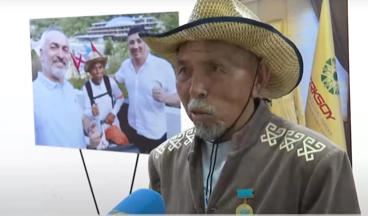 саяхатшы ақсақал