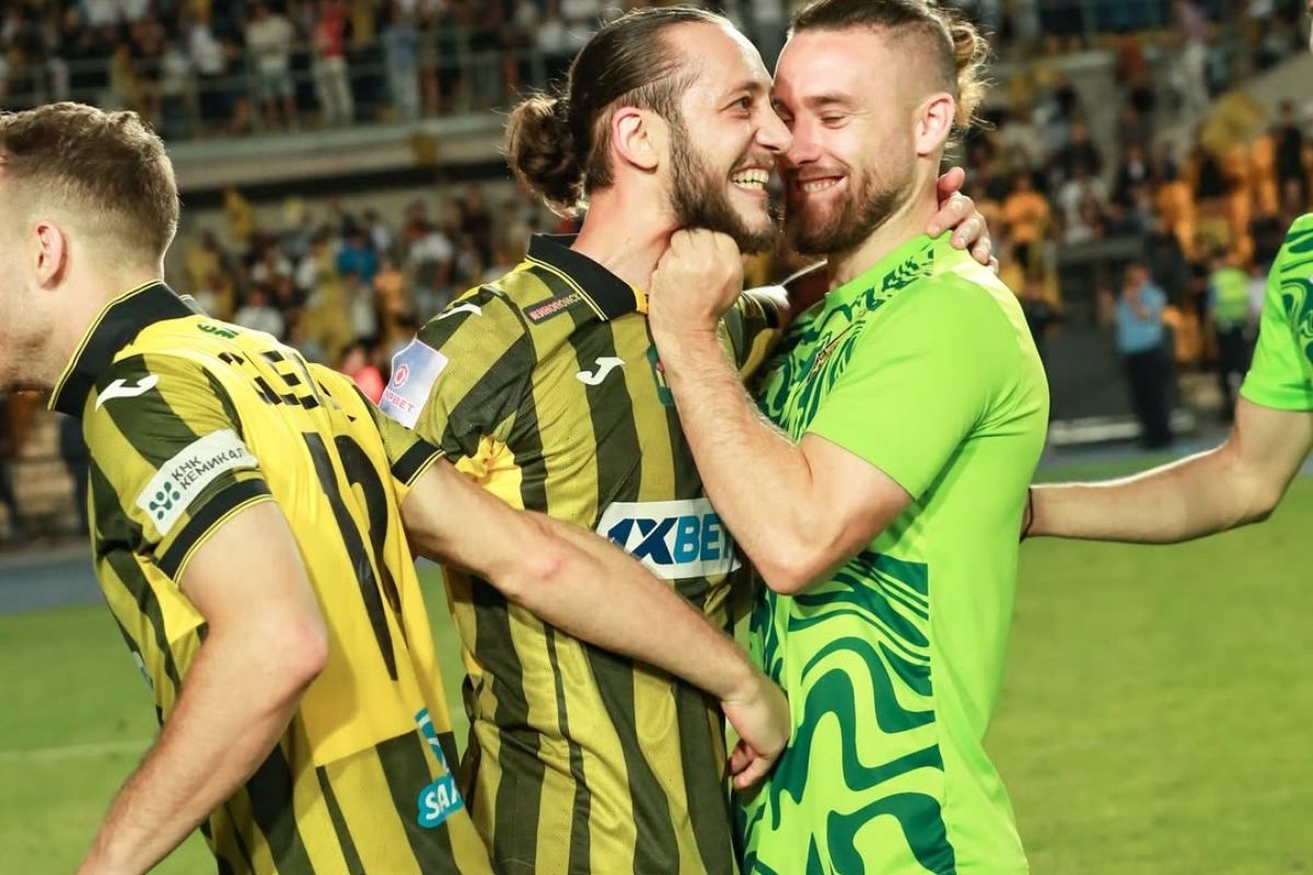 Порно студенттер аузында Жас қыз жігітке жұлқынып барады