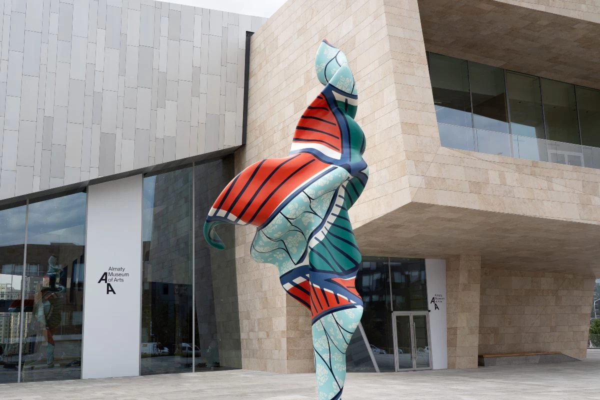 Almaty Museum of Arts мұражайында Йинки Шонибаренің мүсіні пайда болды