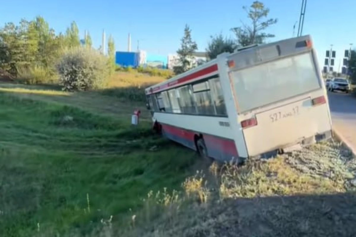Автобустағы 14 адам зардап шекті