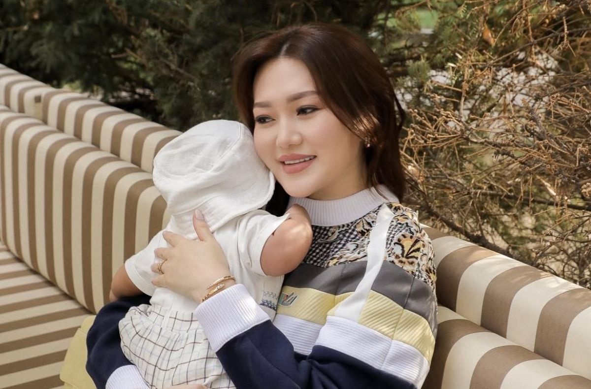 Аузында сиқы бар әдемі қыздар Корпоративтік кештердегі жыныстық қатынасты қараңыз