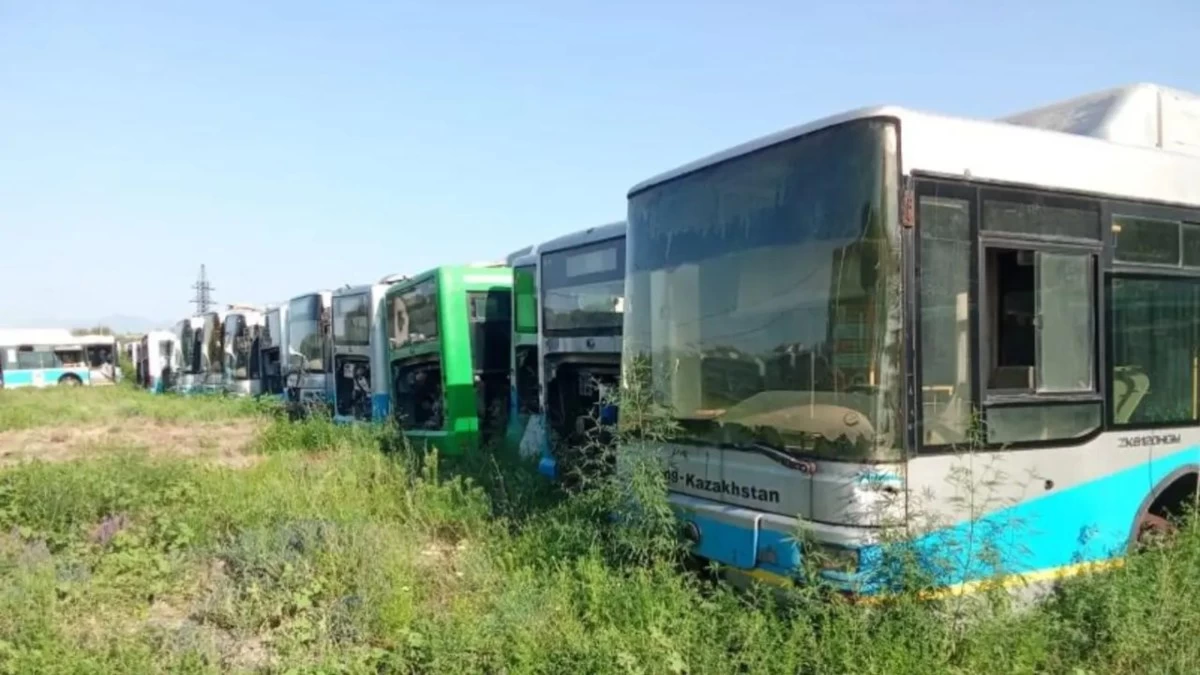 Алматыдағы ескі автобустар мен троллейбустар аукцинда сатып, темірге өткізіліп жатыр