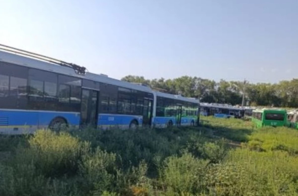 Алматыдағы ескі автобустар мен троллейбустар аукцинда сатып, темірге өткізіліп жатыр