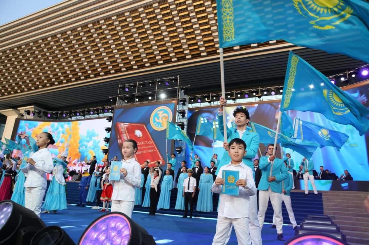 Алматыда Конституция күніне арналған мерекелік концертке 10 мыңнан астам көрермен жиналды