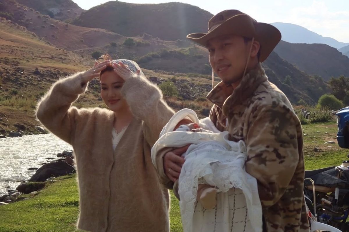 Әйел етегін көтерді