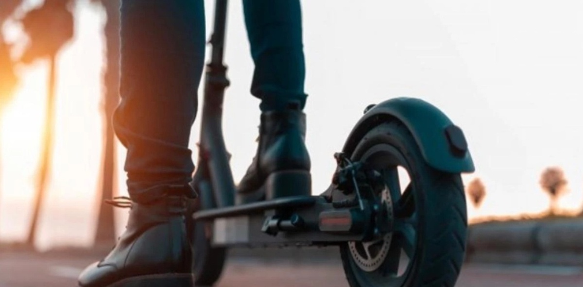 Мен автобуста бір қыздың есегін сипап алдым.