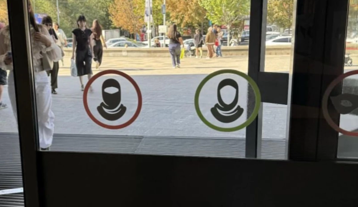 Діни нышандарға қатысы жоқ__ Dostyk Plaza есіктегі тыйым салынған белгілерді түсіндірді