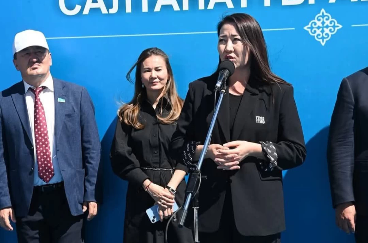 бренд киіммен сахнаға шыққан