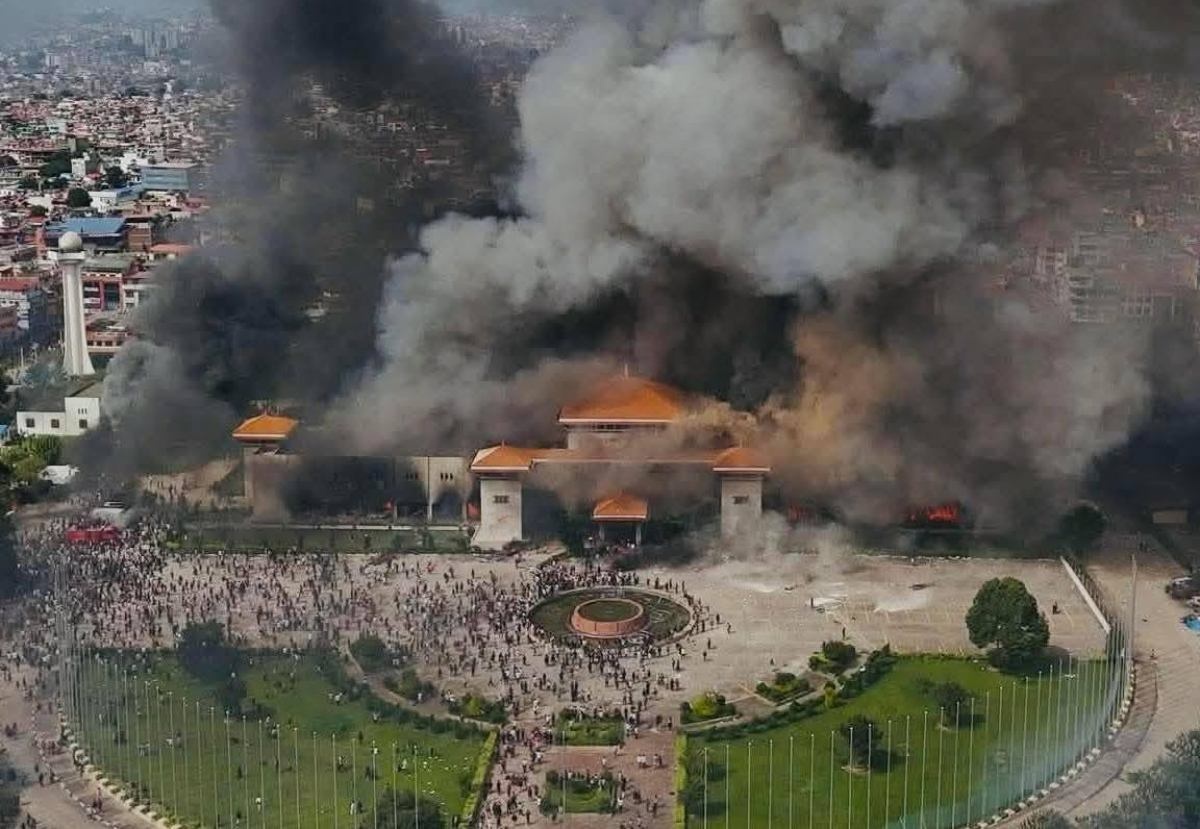 Әйел күйеуіне суретке түседі