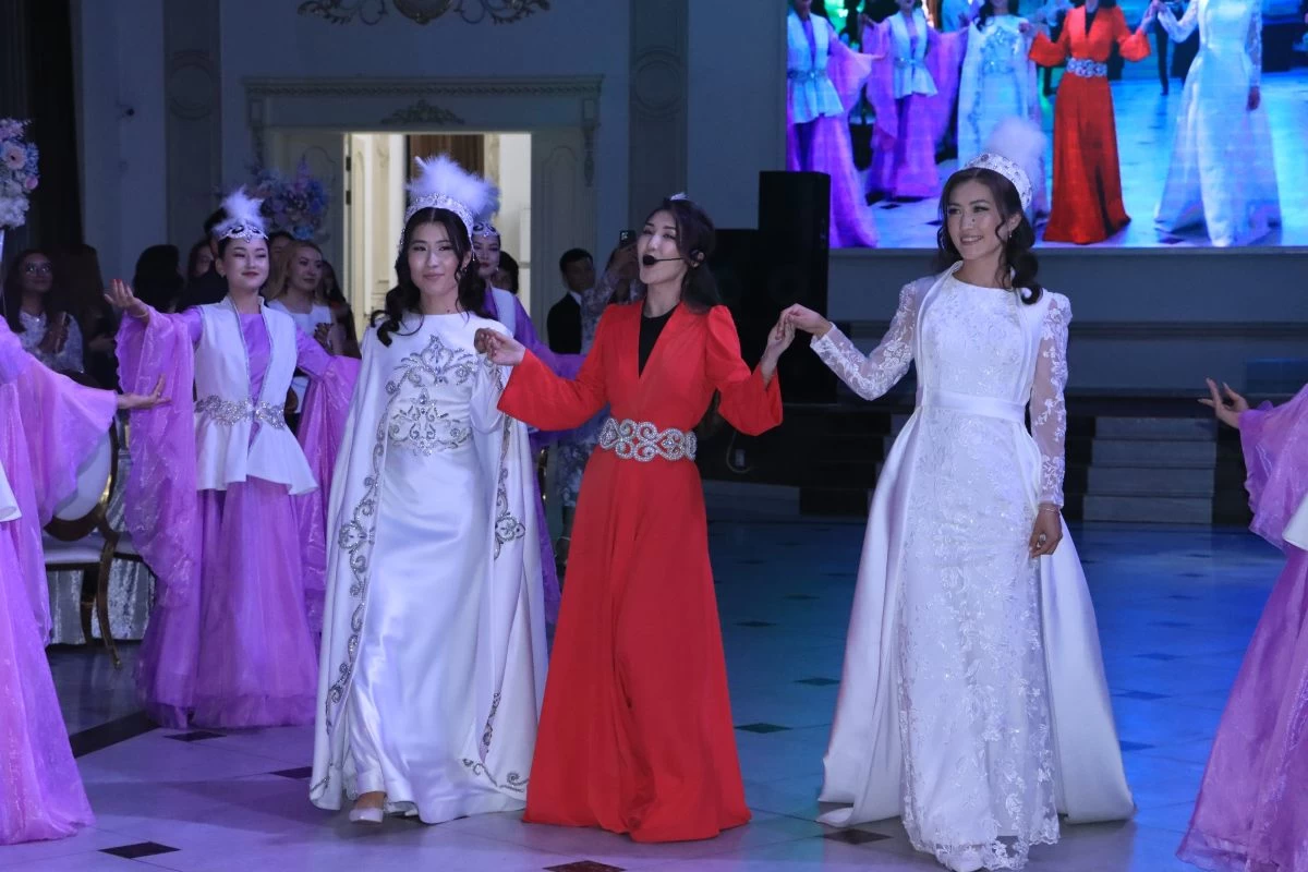 Бір күнде ұзатылған апалы сіңлі