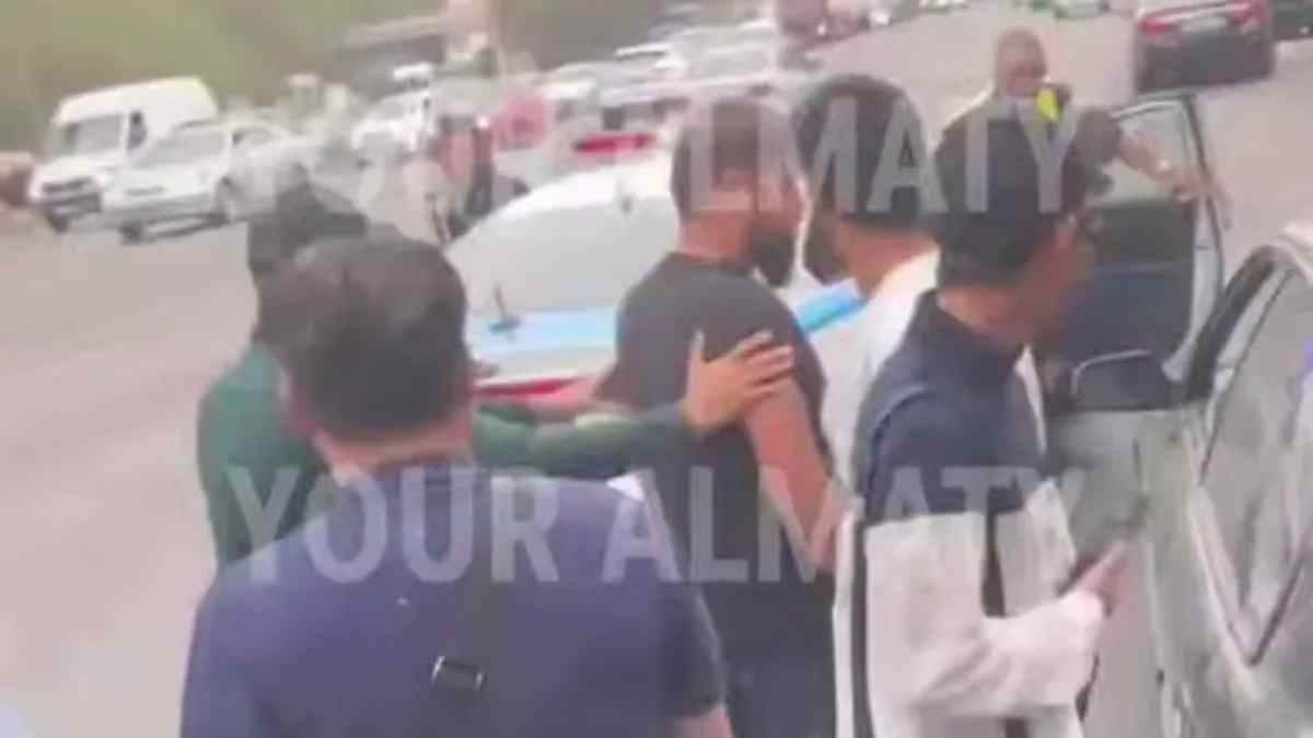 Төсекке жатқан қызметшінің эротикалық видеосы