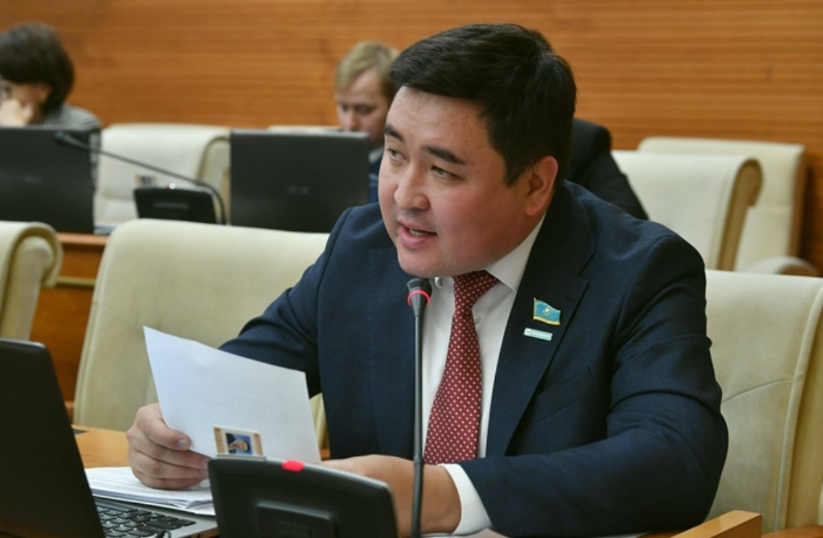 Дәретханаға сиып жатқан адамдарға қарау Дәретханаға сиып жатқан адамдарға қарау