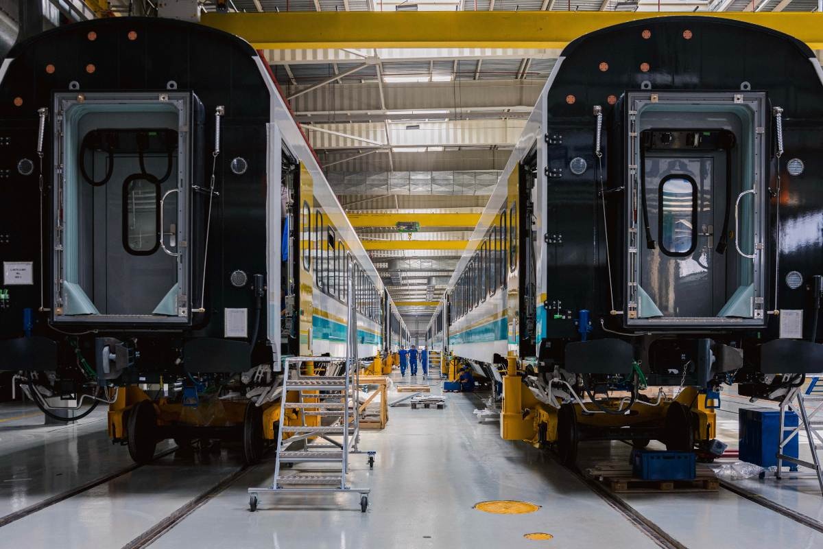 Ол ескертусіз оның аузына кірді.