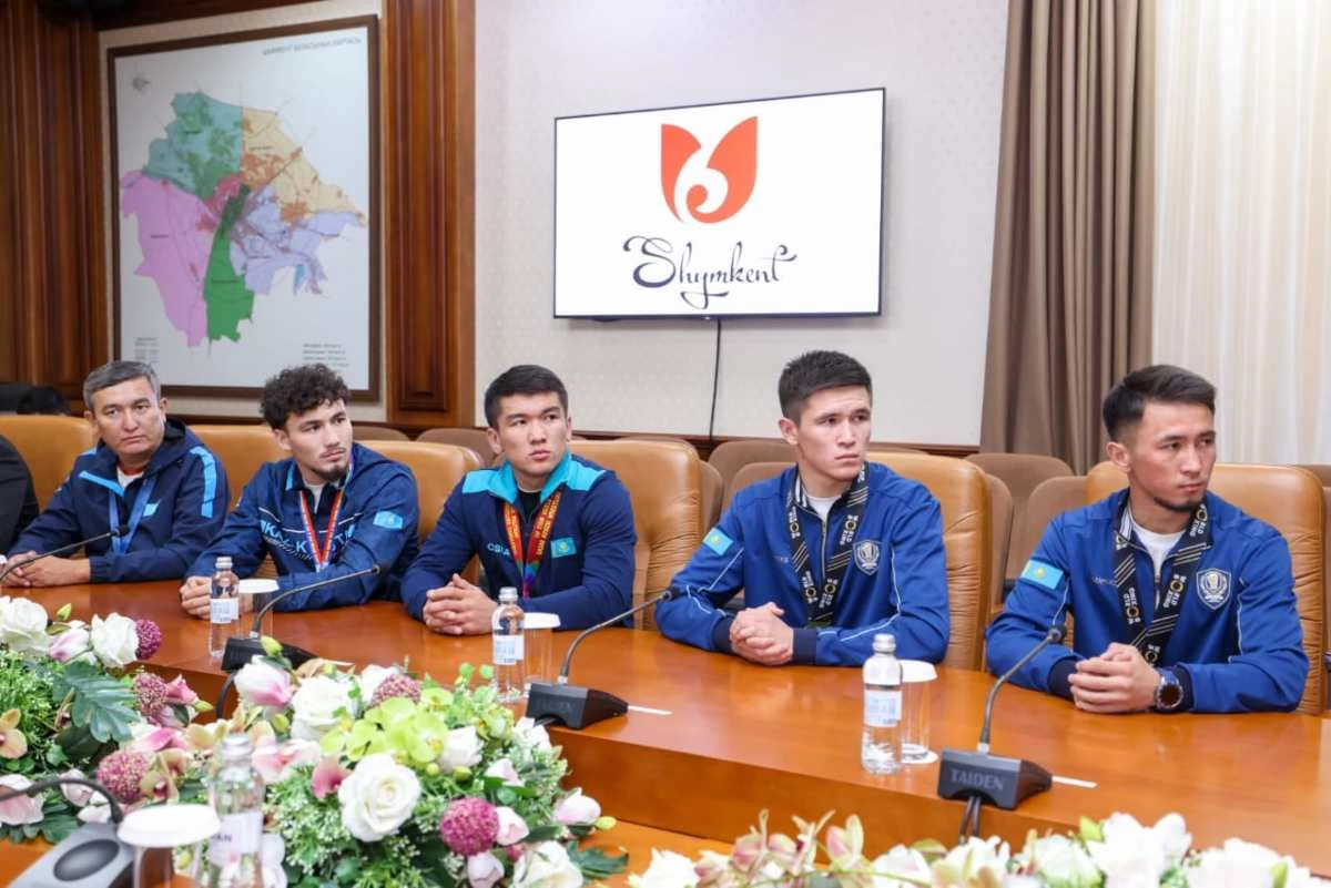 Встреча акима Шымкента с чемпионами мира и Азии