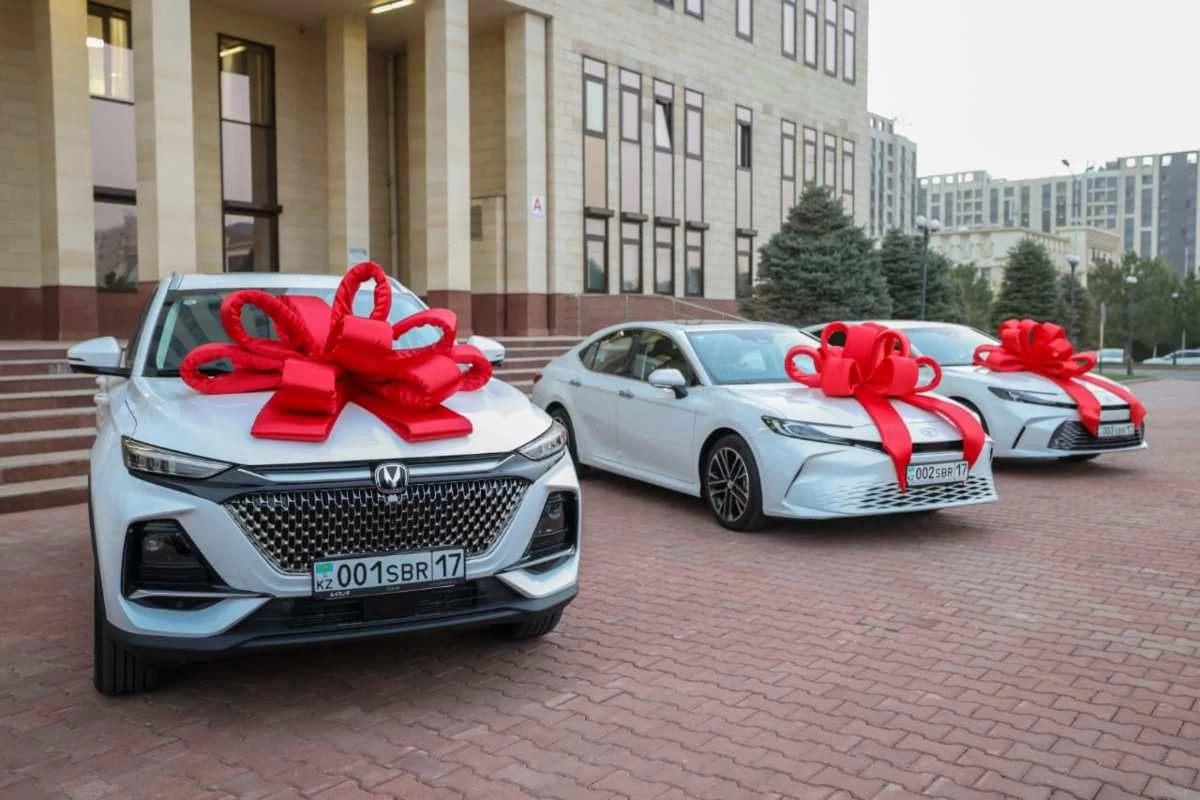 Встреча акима Шымкента с чемпионами мира и Азии