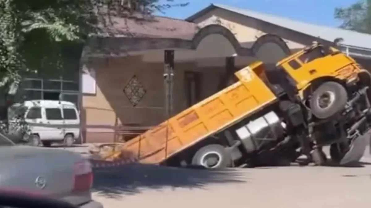 жүк көлігі асфальтқа құлап кетті