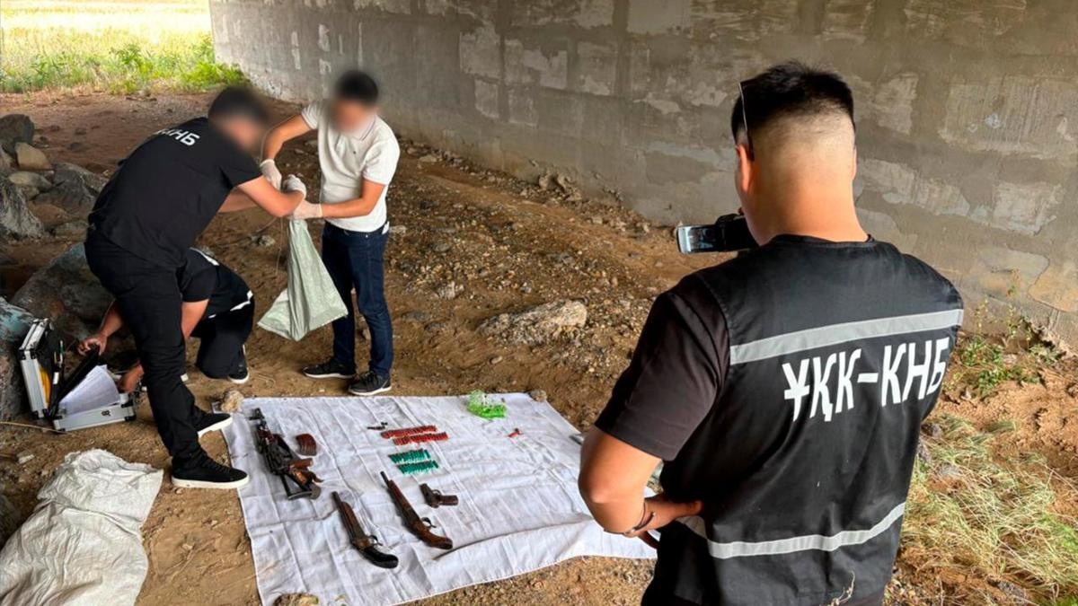 Қытайлық әйелдің кеудесі керемет үлкен.