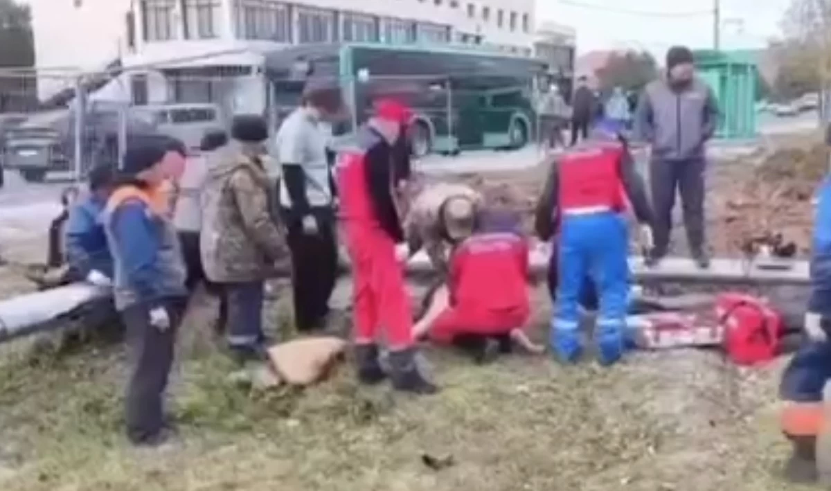 кәріз жүйесін тазалау кезінде екі жұмысшы көз жұмды