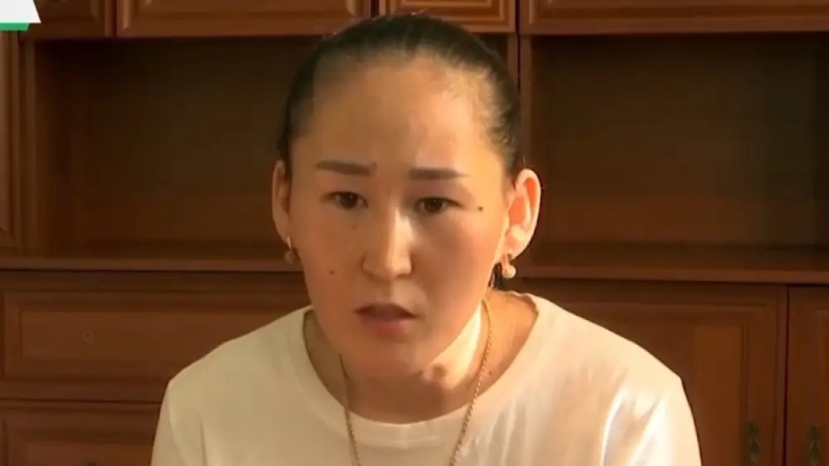 Трусиканың артынан шығып тұрған шаш