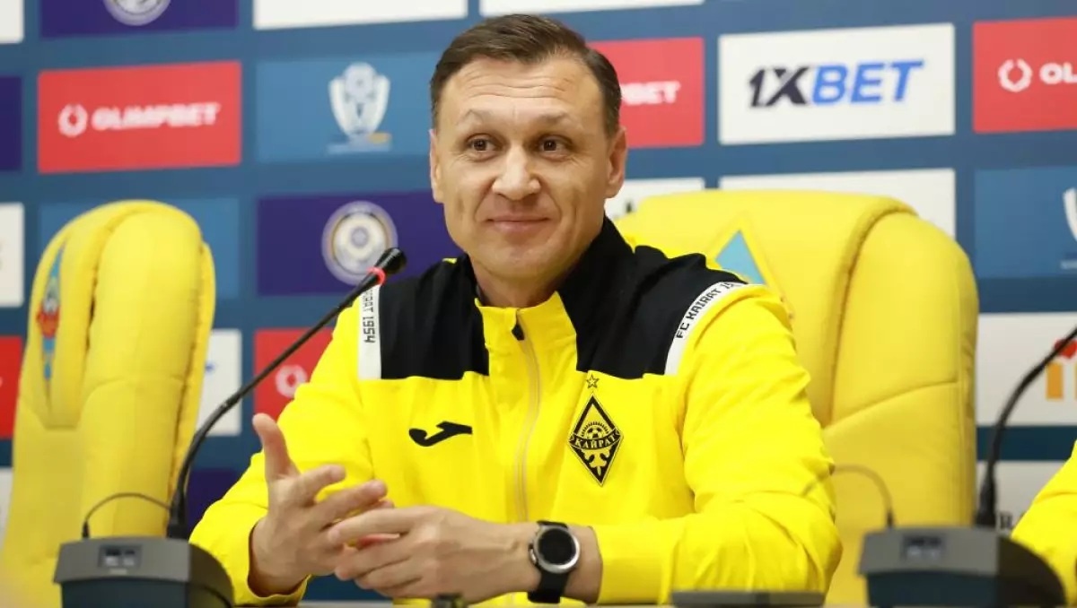 Ылғал іш киімдегі жігіттер порно