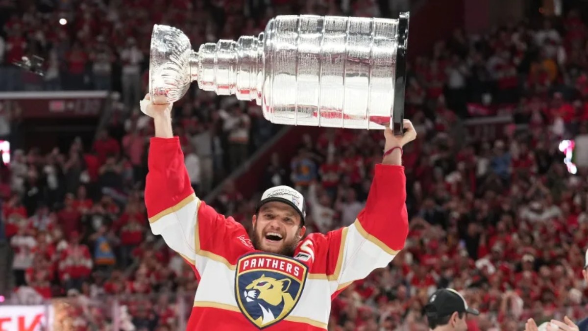 Күңдердің жыныстық қатынасы Балапан лесбияндық секс кезінде суланған.